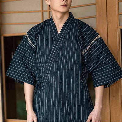 Vístete con un Pijama Estilo Japones para hombre que se llama Jinbei. El kimono japonés es de manga corta. El color es azul marino con un estampado de rayas impreso sobre tela de algodón.