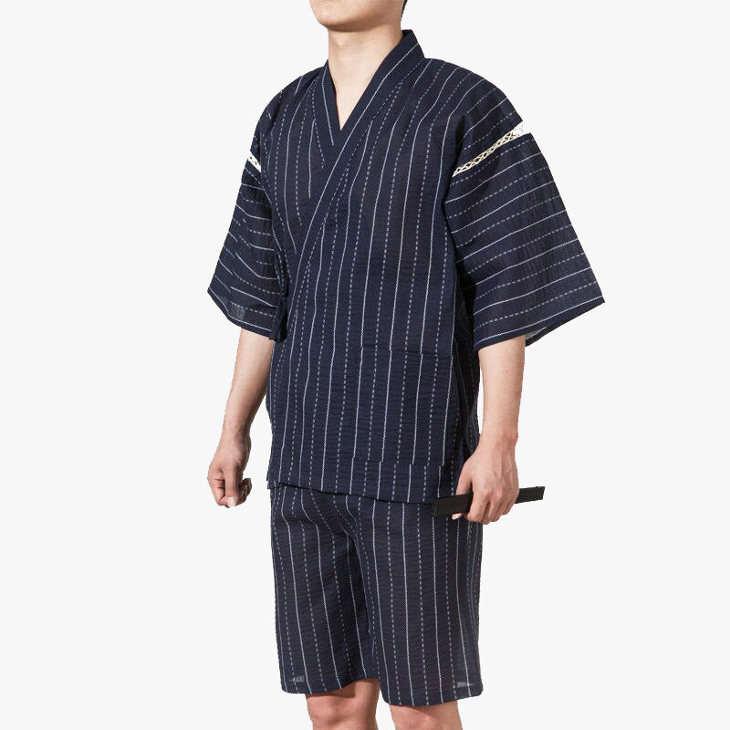 Este Jinbei para hombre se compone de pantalones cortos y una camisa kimono de manga corta. Es Pijama Estilo Japones