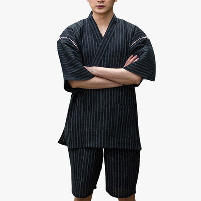 Vístete con un Pijama Hombre Japones confeccionado con tejido de algodón y lino. El kimono de verano es de color negro con rayas.