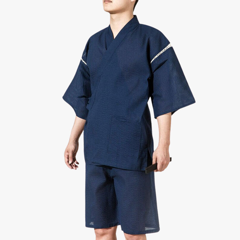Este Jinbei tradicional japonés es un Pijama Japonesa Hombre con pantalones cortos y una camisa yukata.