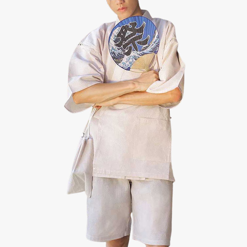 UN hombre con un pijama tradicional japones de color blanco y Lleva un abanico japonés uchiwa en la mano.