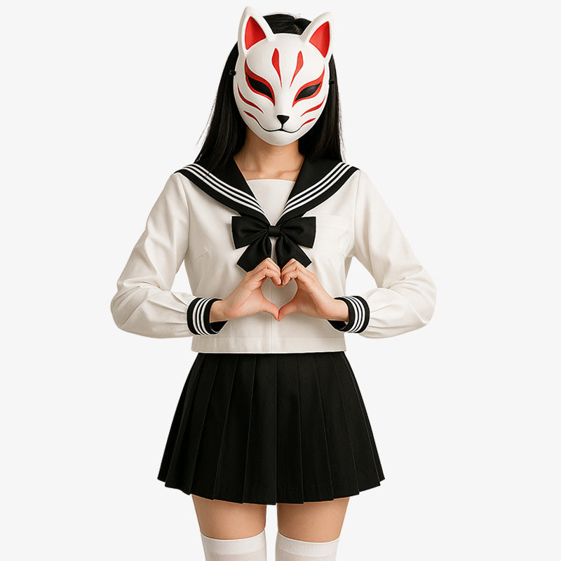 Persona que lleva un Sailor Fuku. Es el uniforme de colegio japonés, que incluye una blusa blanca con un moño negro y una falda plisada negra, complementado con una máscara con forma de zorro.