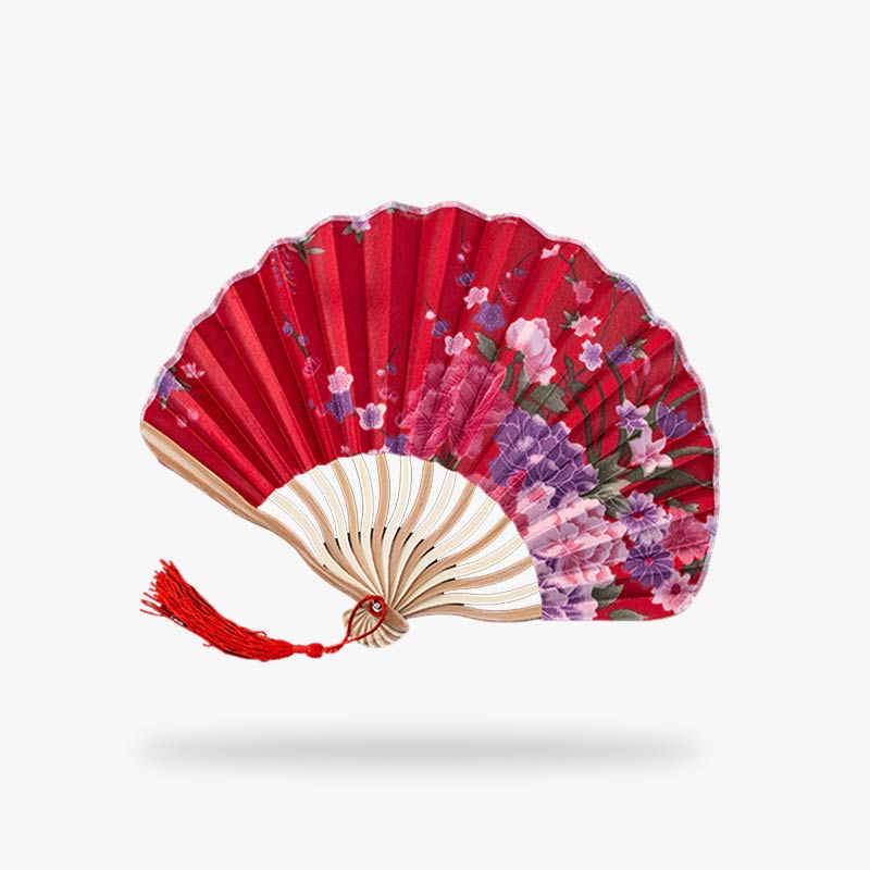 Abanico japonés rojo con motivo floral, combinando elegancia tradicional y colores vivos