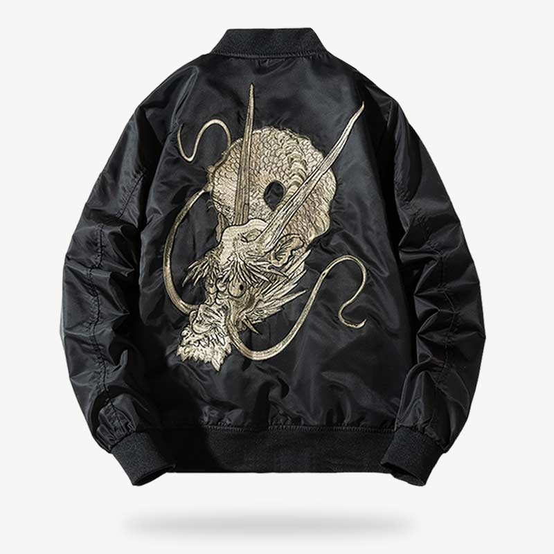 Este abrigo bomber es una chaqueta sukajan dragón bordada con un motivo de dragón japonés