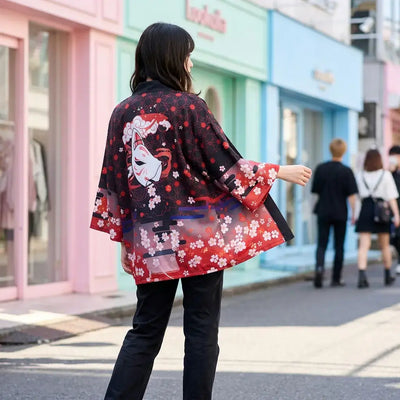 Abrigo Kimono Mujer llevado por una mujer en una habitación japonesa tradicional