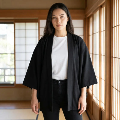 Abrigo kimono mujer en negro, vista frontal con cuello recto y corte midi