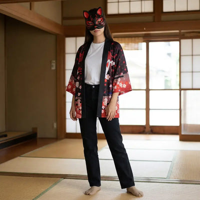 Abrigo Kimono Mujer llevado por una mujer en una habitación japonesa tradicional