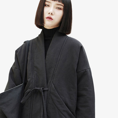 Abrigo kimono negro de mujer de algodón con cinturón acabado para cerrar la chaqueta