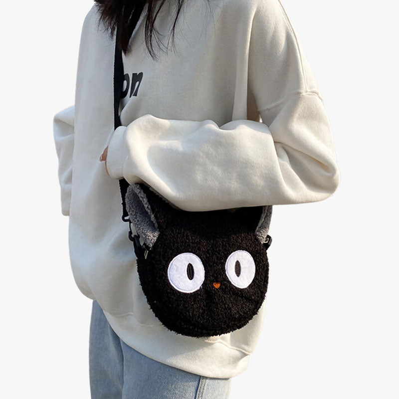 Mujer con un bolso kawaii de gato negro colgado al hombro