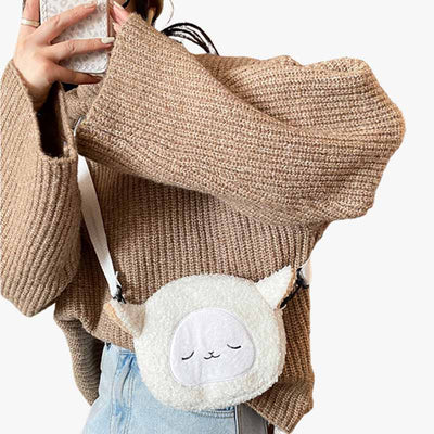 Mujer japonesa llevando al hombro un bolso kawaii blanco en forma de ovejita