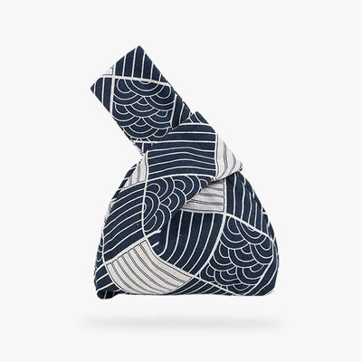 Bolso kinchaku con estampado seigaiha en algodón azul y blanco, cierre de nudo tradicional japonés