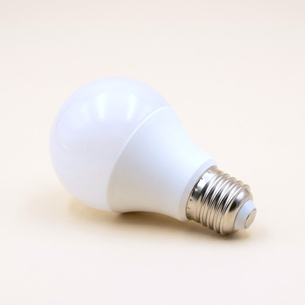 Bombilla LED E27 con casquillo de rosca sobre fondo neutro