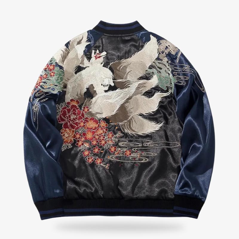 Detalle del bordado artesanal de una chaqueta souvenir japonesa con motivo de lobo