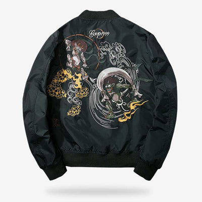 Detalle de una chaqueta sukajan bomber con símbolos de dioses japoneses bordados