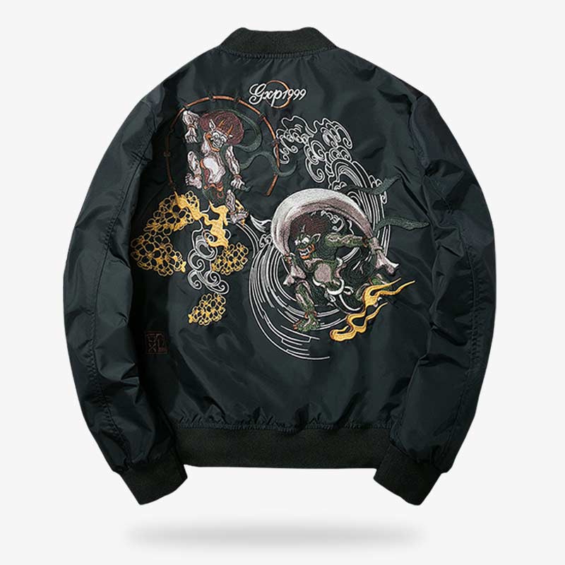 Detalle de una chaqueta sukajan bomber con símbolos de dioses japoneses bordados
