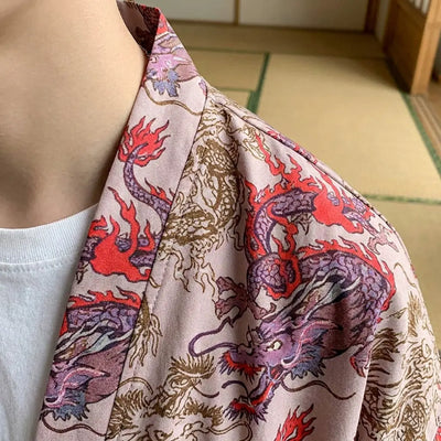 Primer plano del bordado de dragón y la manga de una chaqueta haori