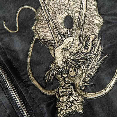 Espléndido bordado de dragón japonés sobre una souvenir jacket sukajan