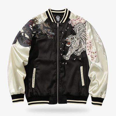 Esta chaqueta sukajan vintage presenta bordados intrincados y motivos tradicionales japoneses con dragón y tigre, inspirados en el estilo retro