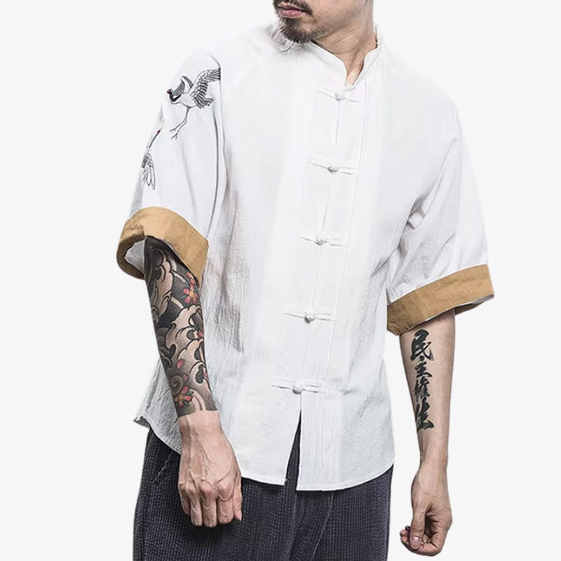 Detalle del bordado de grulla Tsuru en camiseta japonesa de algodón