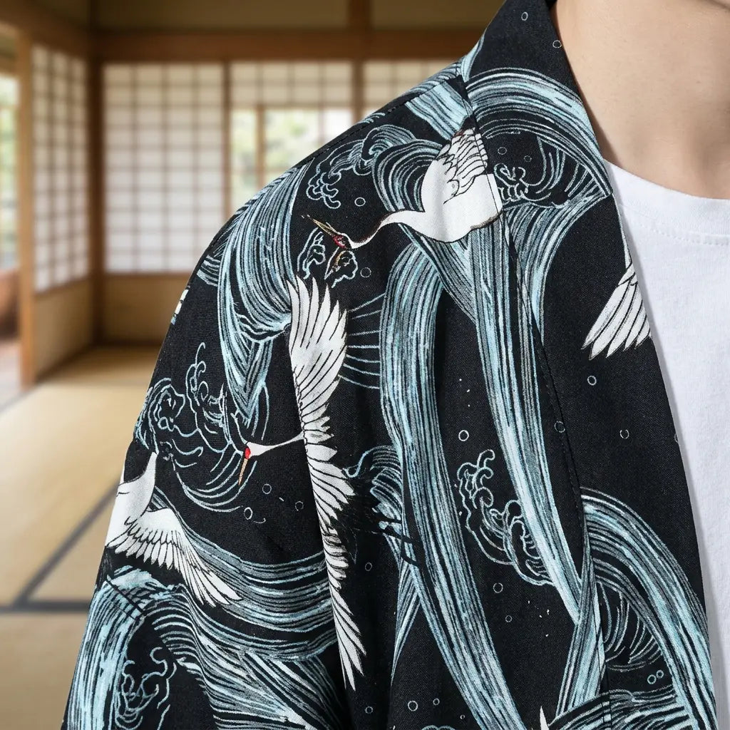 Primer plano del bordado trasero de una chaqueta haori estilo kimono