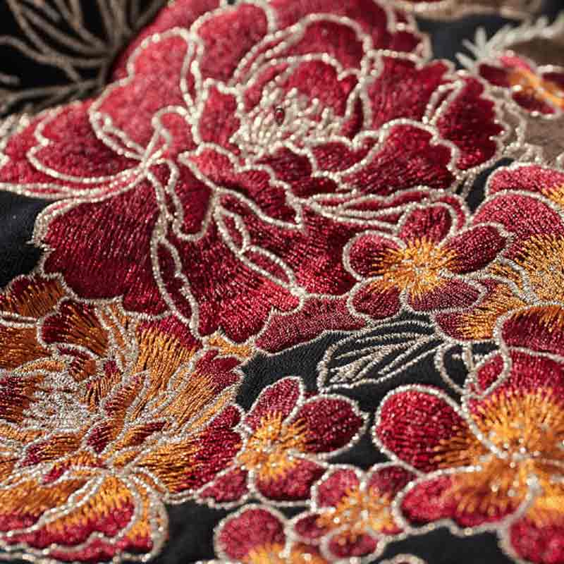 Sudadera con capucha  y bordado japones​ de florales, confeccionada con un tejido suave para lograr un aspecto delicado y moderno.