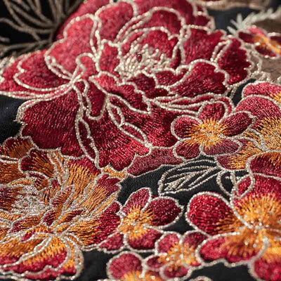 Sudadera con capucha  y bordado japones​ de florales, confeccionada con un tejido suave para lograr un aspecto delicado y moderno.