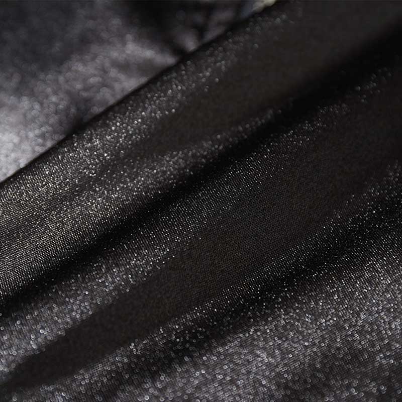 Bordado de kanji blanco sobre satén negro en una chaqueta souvenir vintage