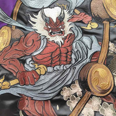 Bordado detallado de Raijin en una chaqueta sukajan japonesa
