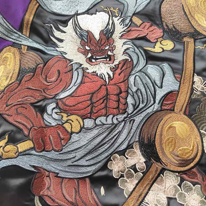 Bordado detallado de Raijin en una chaqueta sukajan japonesa