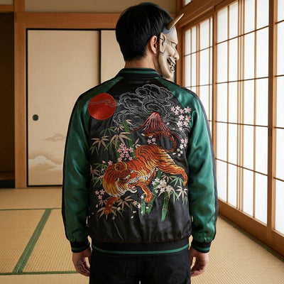 Detalle de bordado vintage en una chaqueta sukajan verde con motivo de tigre