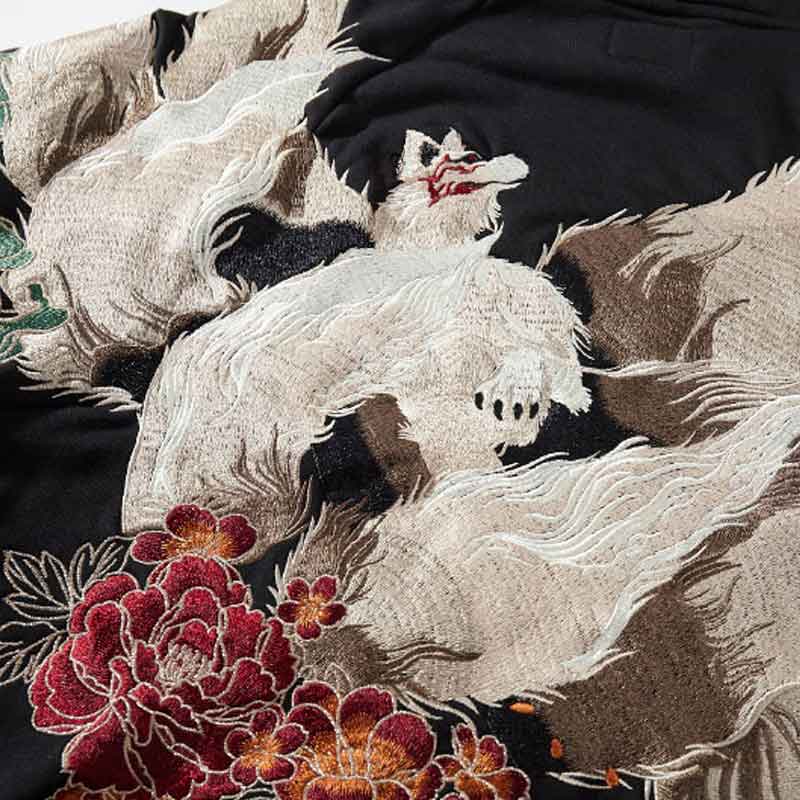 Ropa Kitsune con intrincados motivos bordado de zorro sobre tela de algodón negra, confeccionada con tejido de primera calidad para lograr un estilo japonés único y moderno.