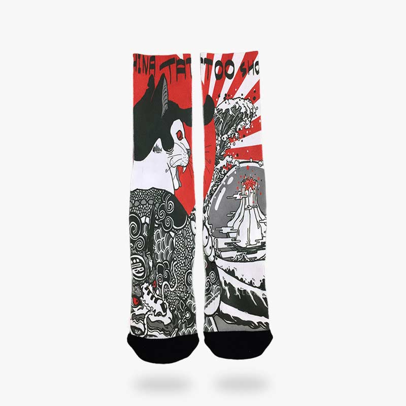 Calcetines rojos con maneki neko y tatuaje irezumi estilo yakuza
