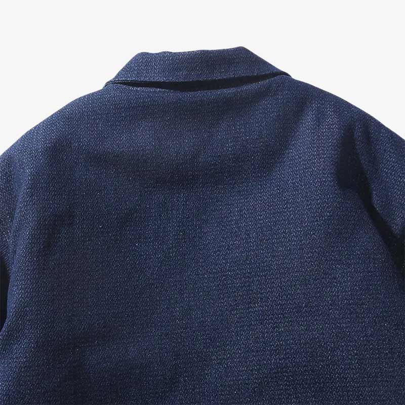 Detalle de la calidad del tejido de un haori azul oscuro con estilo minimalista y tonos índigo