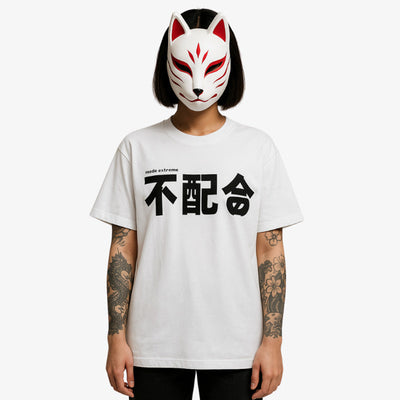 Camiseta kanji con caligrafía japonesa en negro sobre fondo blanco