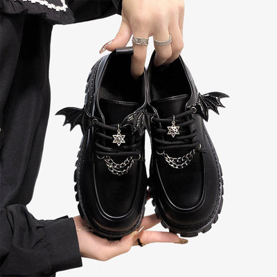 Zapatos negros de estilo kawaii con elementos tiernos y divertidos, aportando un toque de moda japonesa Lolita gótica