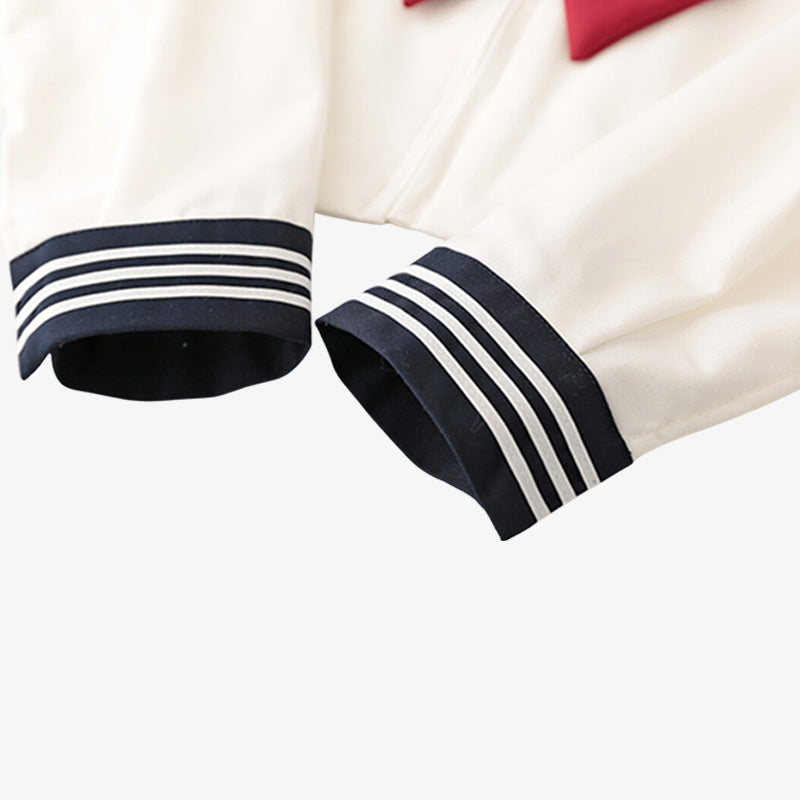 Esta camisa blanca escolar japones de colegiala es un sailor fuku de manga larga.