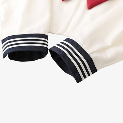Esta camisa blanca escolar japones de colegiala es un sailor fuku de manga larga.