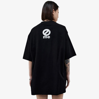 Mujer vestida con una camisa de estilo japonés con motivos streetwear discretos y una silueta limpia vista de espalda