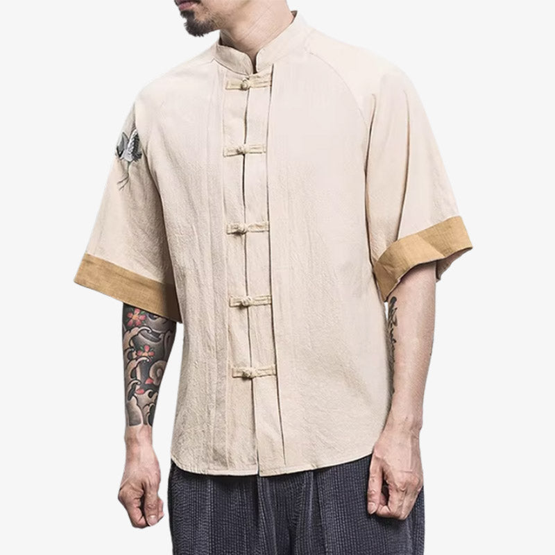 Camisa de estilo japonés tradicional que combina motivos antiguos con una silueta moderna