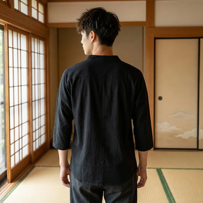 Camisa japonesa negra vista trasera con detalle