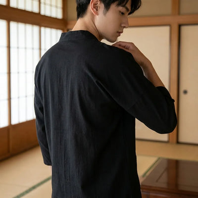 Camisa japonesa negra de lino vista por la espalda