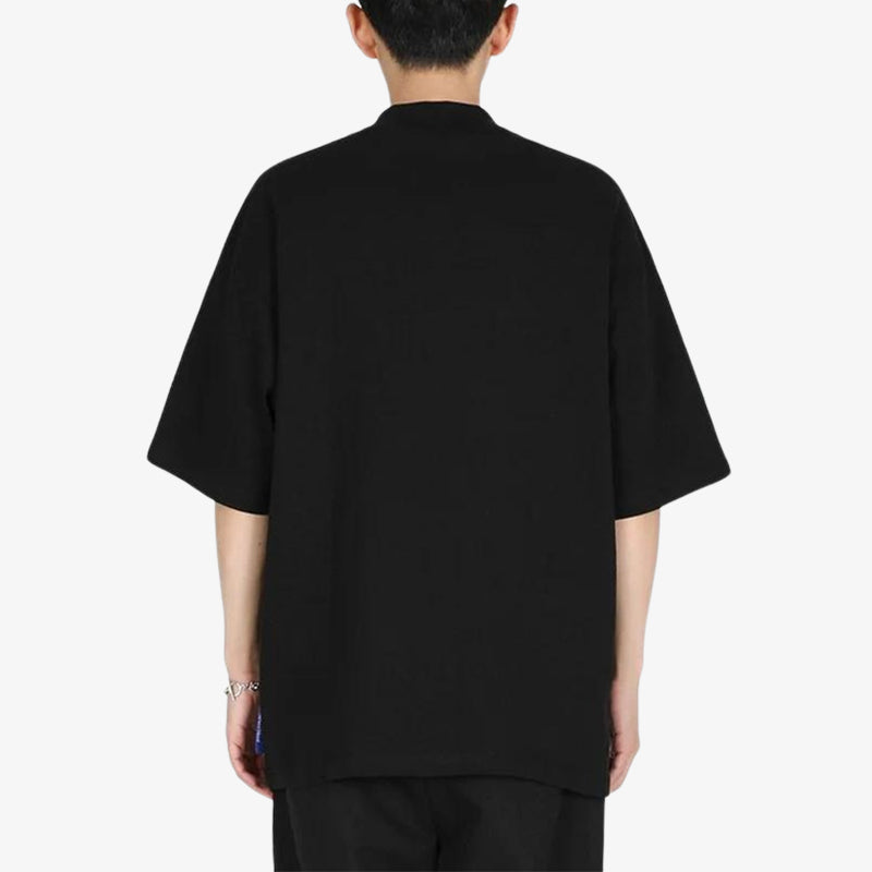 Acepta la fusión de lo tradicional y lo moderno con esta camisa japonesa negra para humbre, que combina motivos japoneses clásicos con la estética vanguardista de Harajuku.