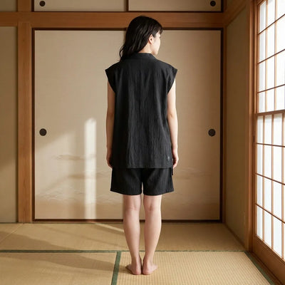 Detalle del cierre lateral de la camisa japonesa negra