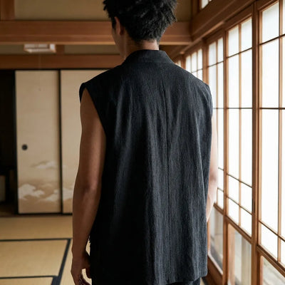 Vista frontal de camisa japonesa sin mangas negra