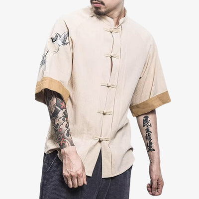 Hombre con camisa japonesa tradicional de manga corta con motivo tsuru y look casual moderno