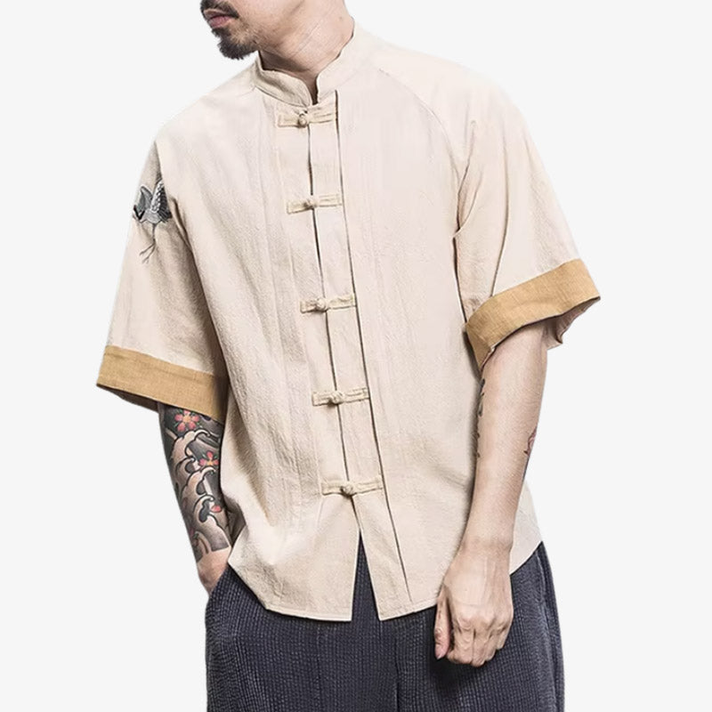 Camisa japonesa tradicional con cortes y motivos de inspiración cultural para un estilo sutil