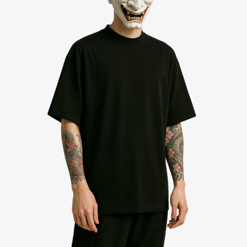 Una camisas tipo japonesas para hombre oversize negra con un diseño minimalista, que refleja el lado divertido y experimental del estilo urbano japonés.