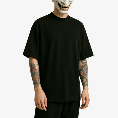 Una camisas tipo japonesas para hombre oversize negra con un diseño minimalista, que refleja el lado divertido y experimental del estilo urbano japonés.