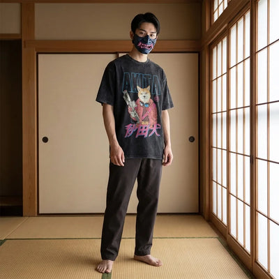Camiseta japonesa Akita, vista frontal en look streetwear