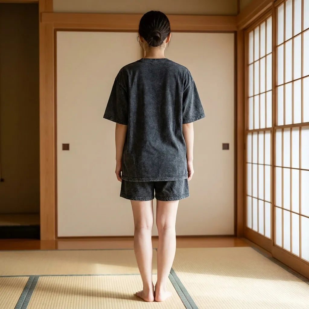 Camiseta japonesa Akita, vista trasera en look streetwear